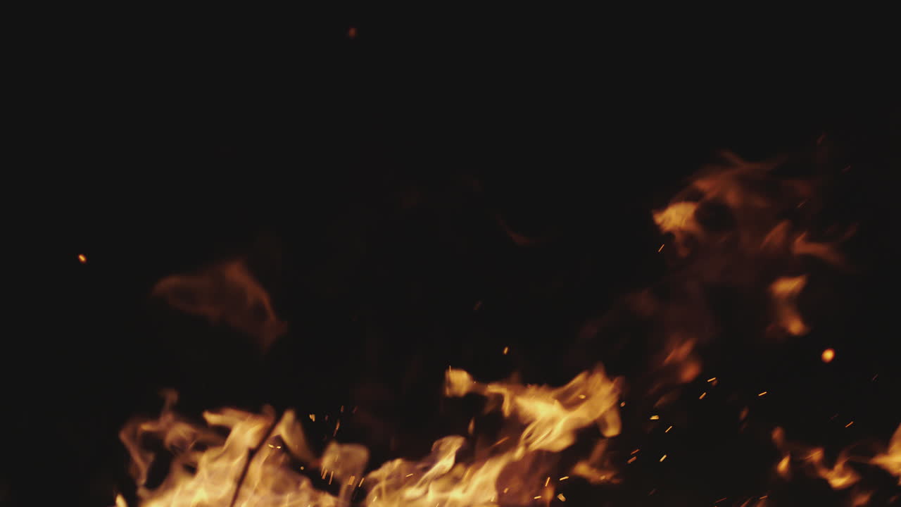 llamas ardiendo en la oscuridad