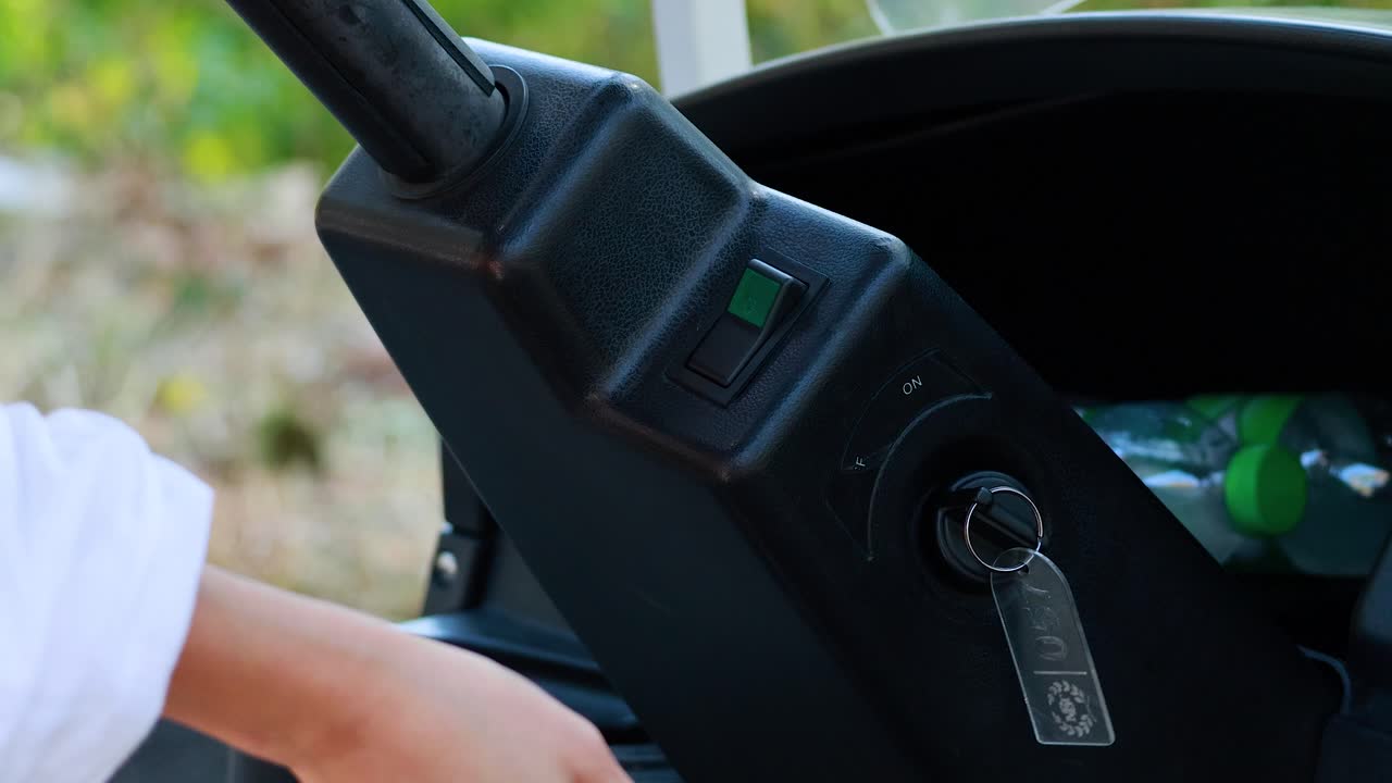 khao kheow 동물원에서 골프 카트를 시작합니다.