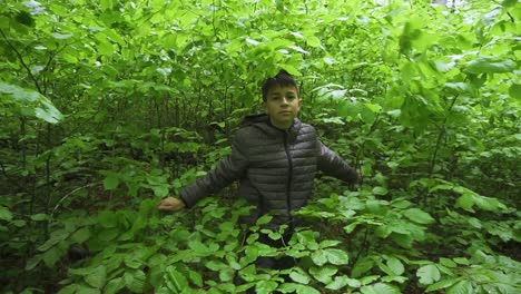 joven emergiendo del espeso sotobosque del bosque