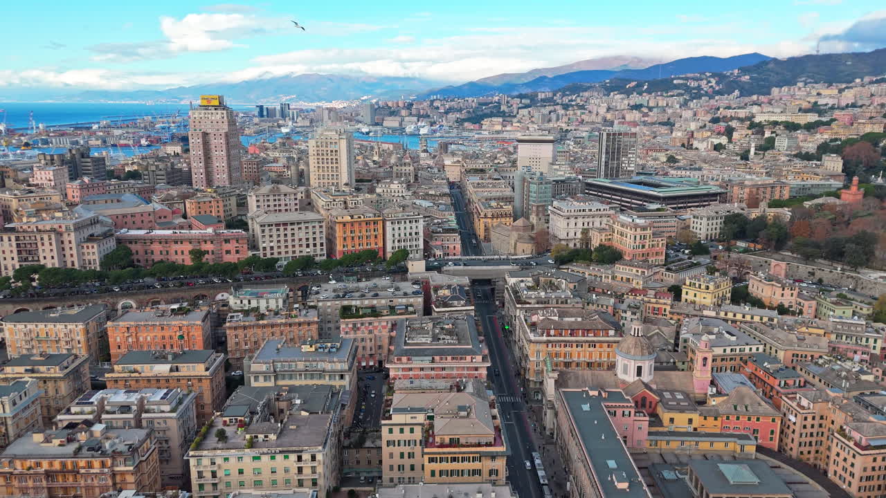 Vista aerea del centro di Genova e del porto con edifici colorati visibili.