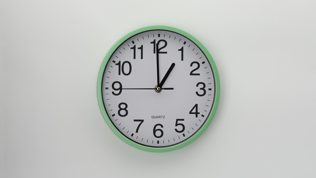 reloj de pared de cuarzo sobre un fondo blanco. uno de la serie de relojes de pared.