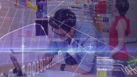 animación del procesamiento de datos del mercado de valores sobre el hombre caucásico tomando notas en la oficina.