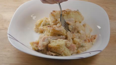 Toma-En-Cámara-Lenta-Media-De-Comer-Pastel-De-Pescado-De-Un-Tazón