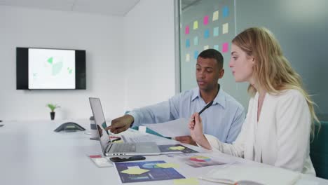 Man-and-woman-discussing-at-the-office