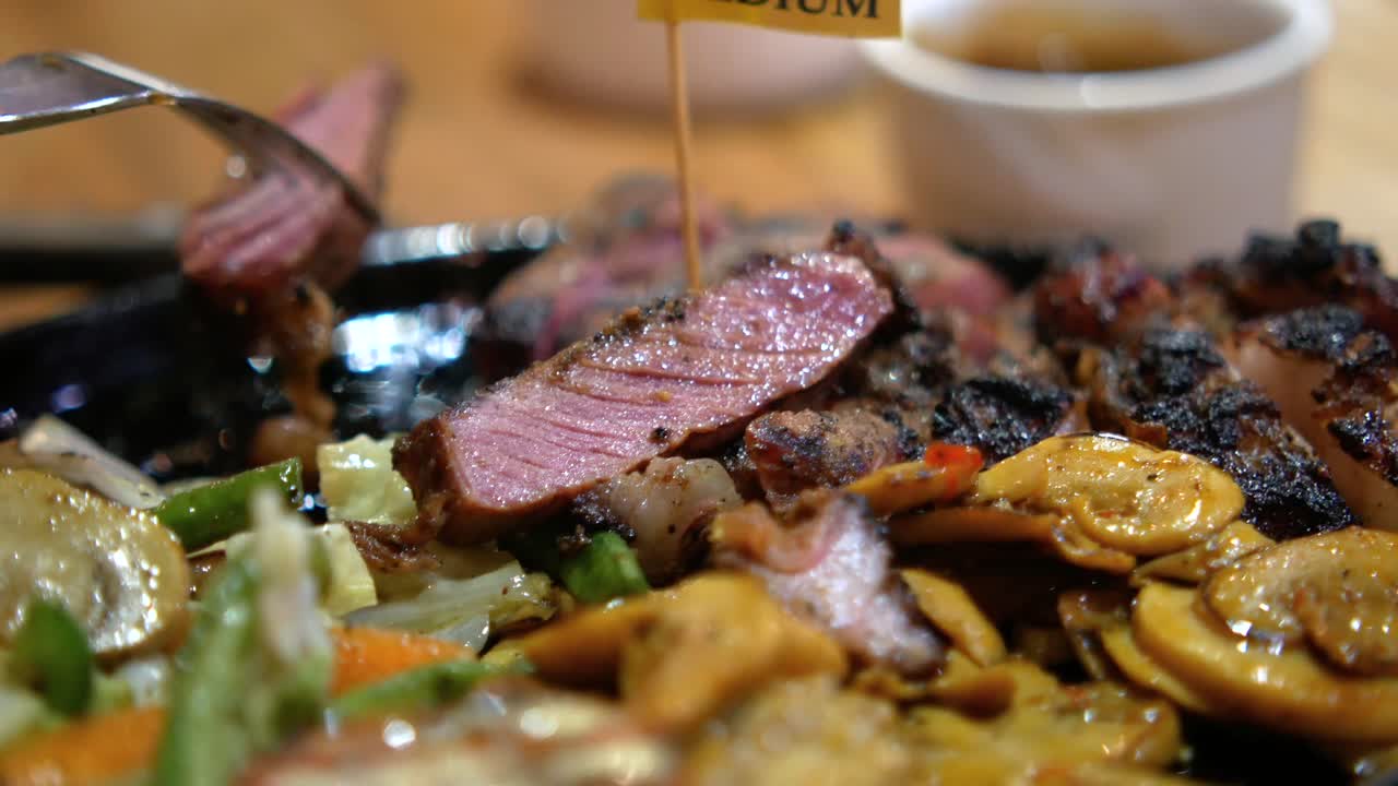 채소와 함께 그릴 스테이크