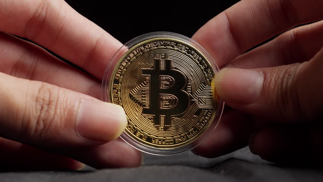 hombre con una moneda bitcoin btc en sus manos