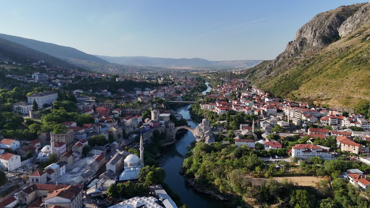 Mostar kasabası, Bosna Hersek, Balkan ülkesi, Balkanlar, eski köprü, Neretva Nehri, Stari Most, yaz, temmuz ayından havadan drone görüntüsü.