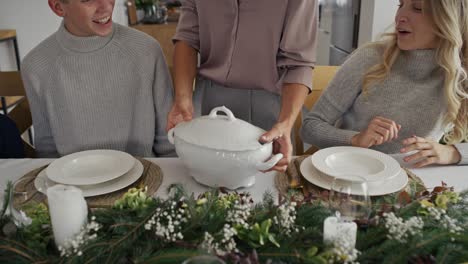 Familia-Caucásica-Pasando-La-Víspera-De-Navidad-Juntos.