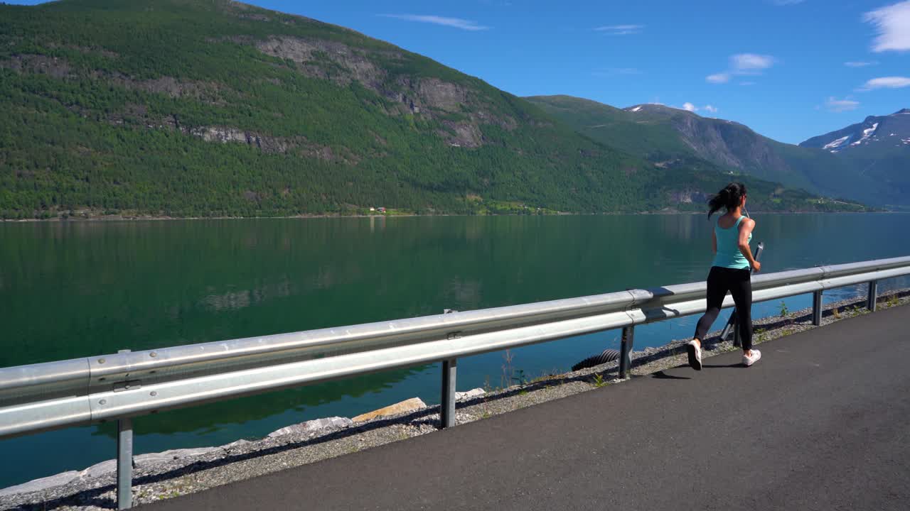 mujer corriendo al aire libre