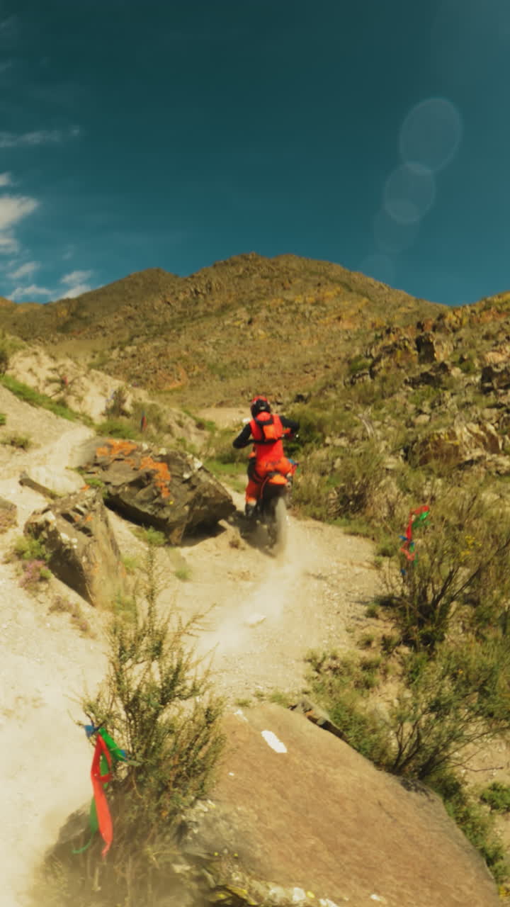piloto experto acelera cuesta arriba drone fpv. rugido de motocicleta ecos a través del paisaje como banda sonora de deportista atrevido exhibición de agilidad y control sobre los desafíos