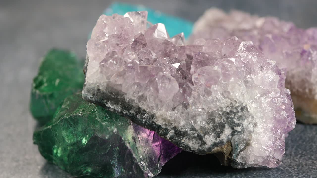 Bellissima geode di cristallo di ametista con altri minerali