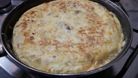 Closeup-Spanish-omelette,-tortilla-de-patatas,-cooking-in-pan