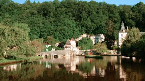 Drohnenschuss-über-Dem-Fluss-Bei-Brantôme