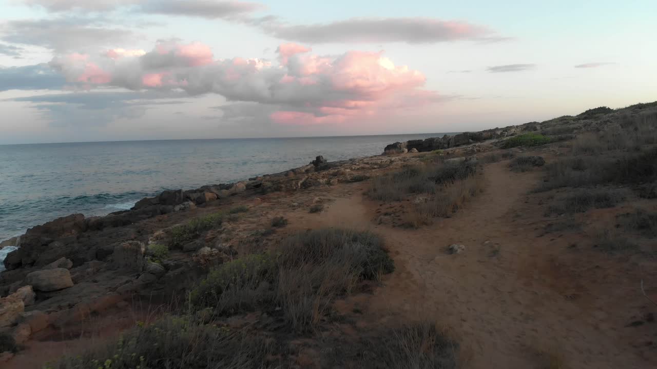 volando bajo sobre la playa de pizzuta cerca de lido di noto en sicilia, aéreo