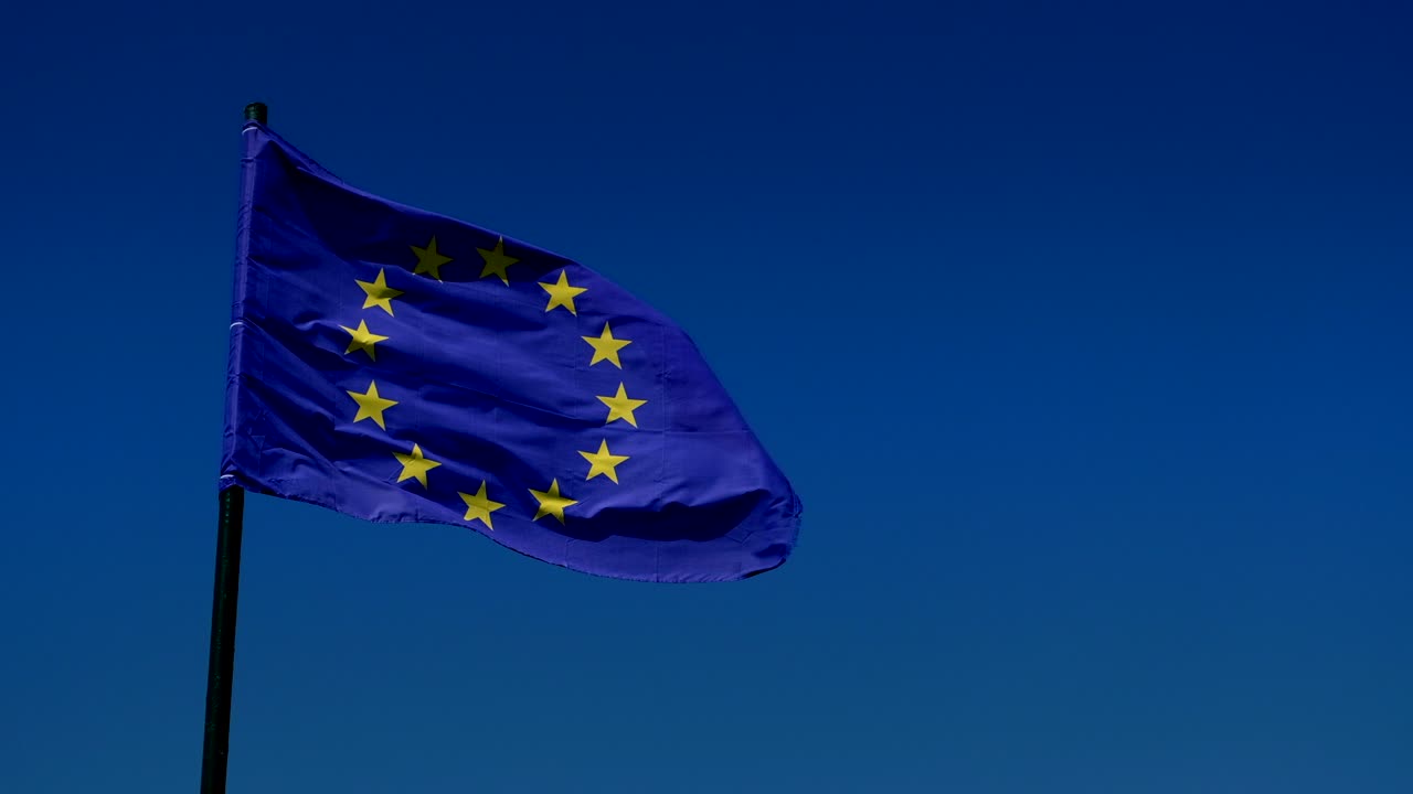 la bandera europea en el viento.