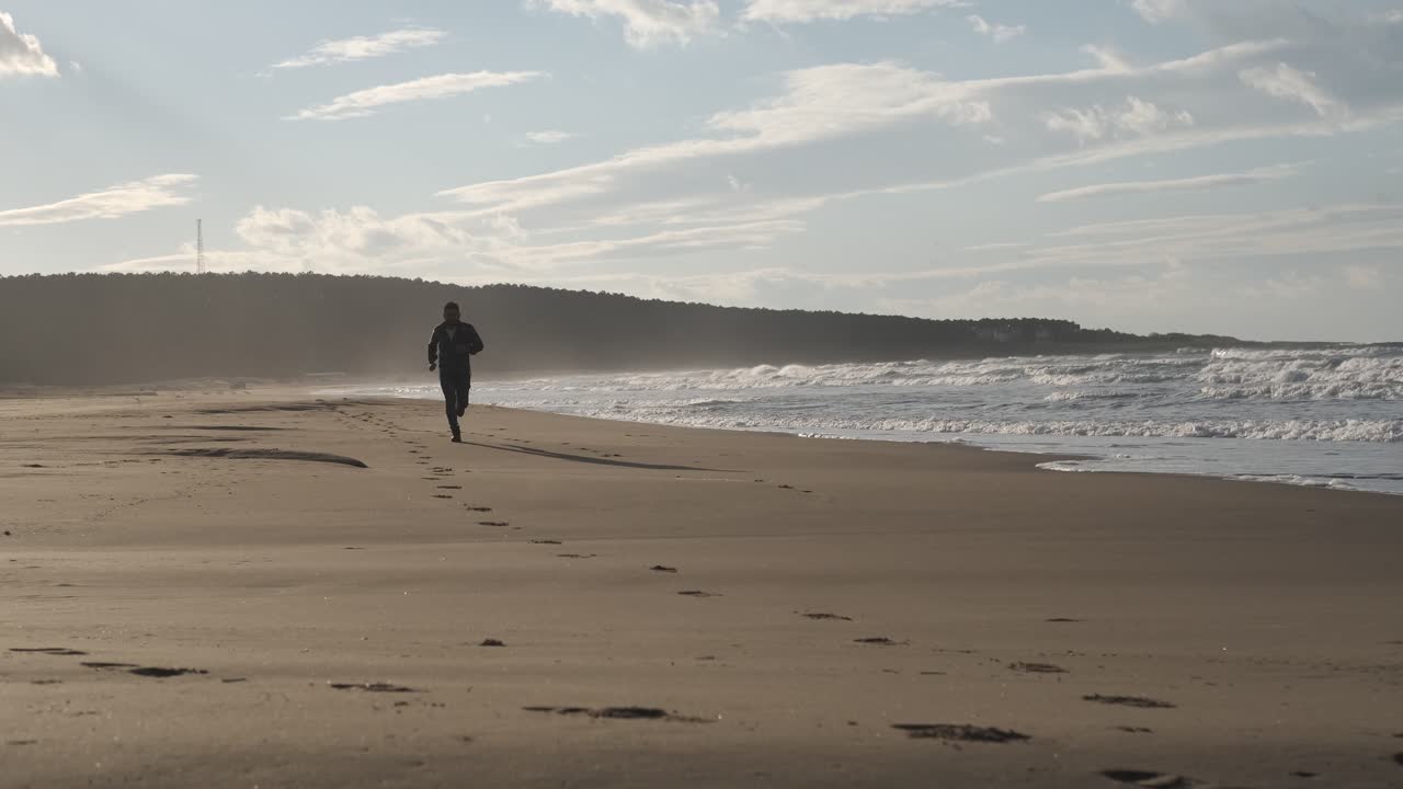 hombre corriendo en la playa