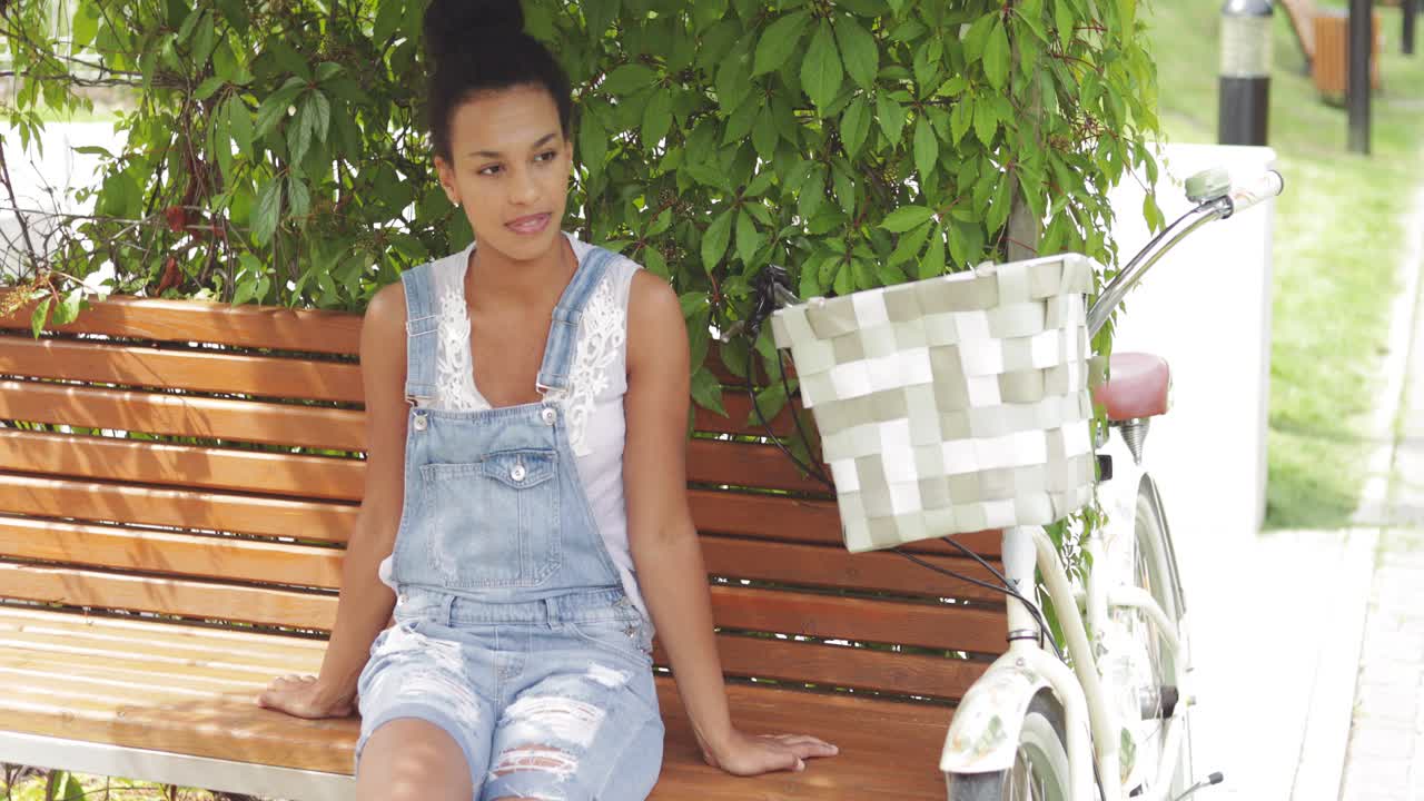 mujer descansando en un banco