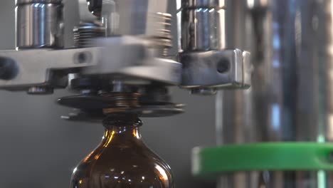 máquina de hilatura de taponado de botellas tecnología de automatización embalaje robótico primer plano