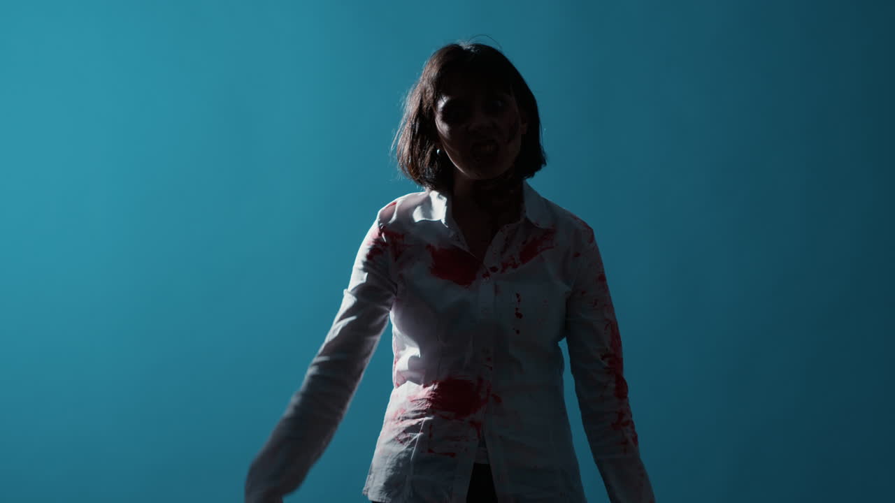 Mulher zumbi feia e suja caminhando e grunhindo enquanto olha para a câmera