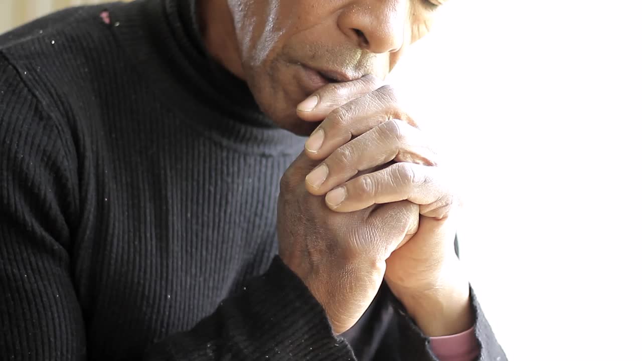 orando a dios con las manos juntas sobre fondo blanco con gente almacen de metraje de video