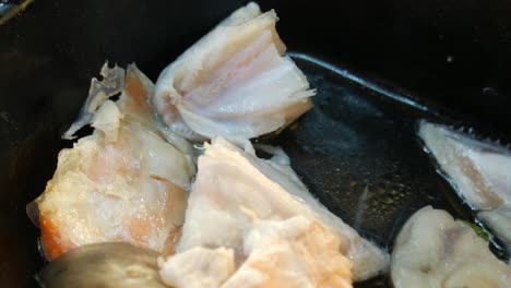 cabeza de salmón en trozos cortados listos para cocinar