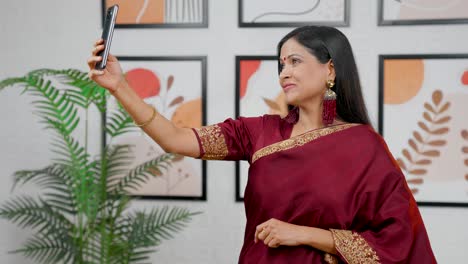 Indische-Frau-Klickt-Auf-Selfies