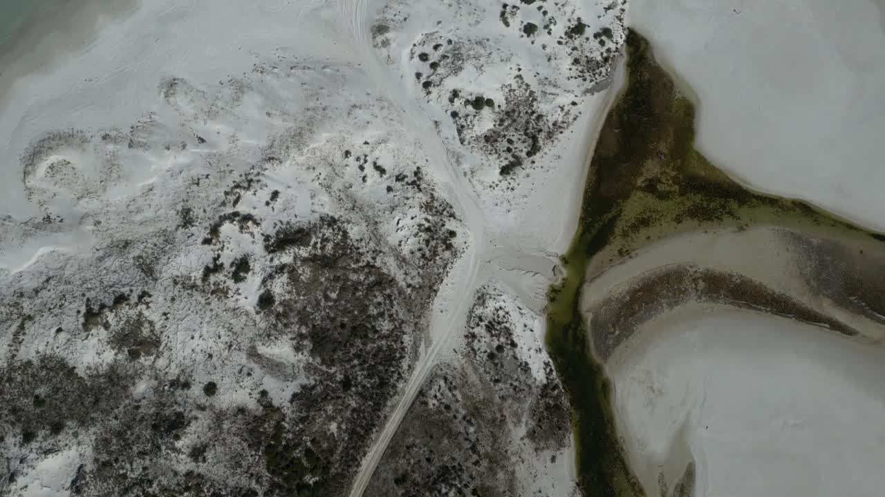 camino entre la playa y el río, bremer bay en australia occidental