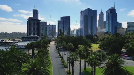 Vista-Aérea-De-Riverside-Drive-En-Langley-Park-Con-El-Rascacielos-Del-Paisaje-Urbano-De-Perth-Al-Fondo-Durante-Un-Día-Soleado-De-Cielo-Azul---Perth,-Australia-Occidental