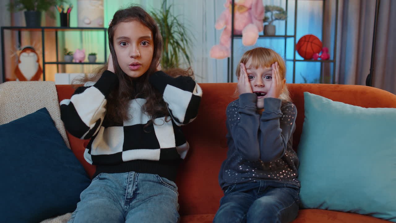 두 소녀가 tv를 보고 있는 모습에 충격을 받았습니다.