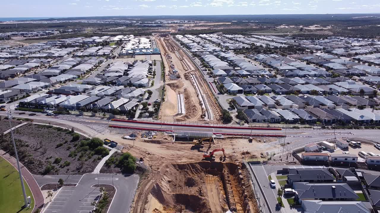 vista aérea sobre la carretera sobre el puente ferroviario, el paseo marítimo de santorini, las obras del proyecto metronet de perth