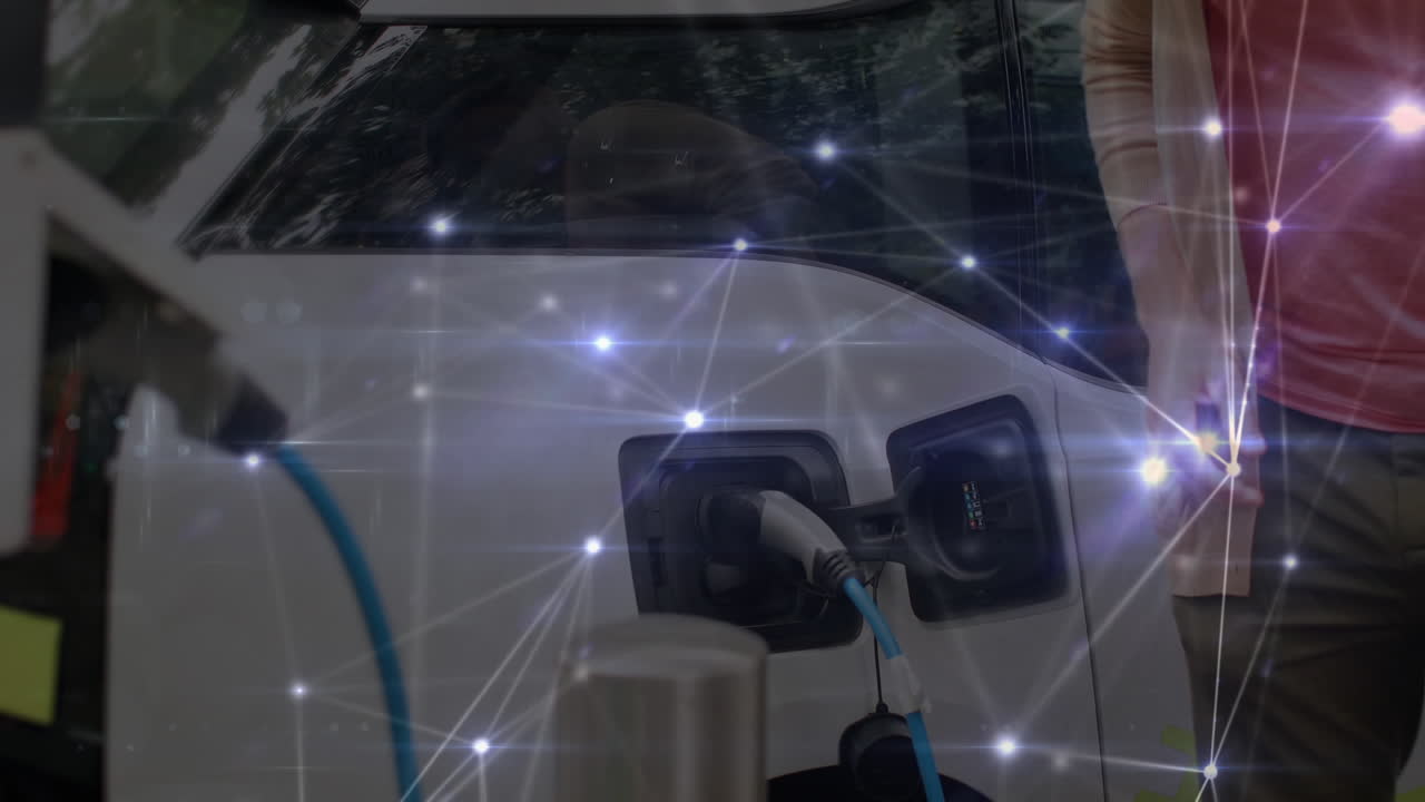 연결 네트워크가 움직이는 전기 자동차를 충전하는 사람