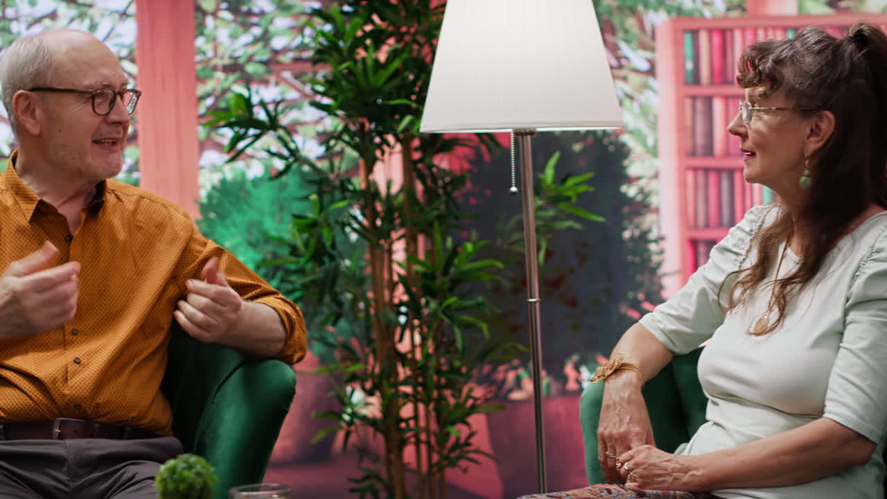 편안한 집에서 미소 짓는 노인들이 여가 시간 동안 유대감과 웃음을 나누고 있습니다.