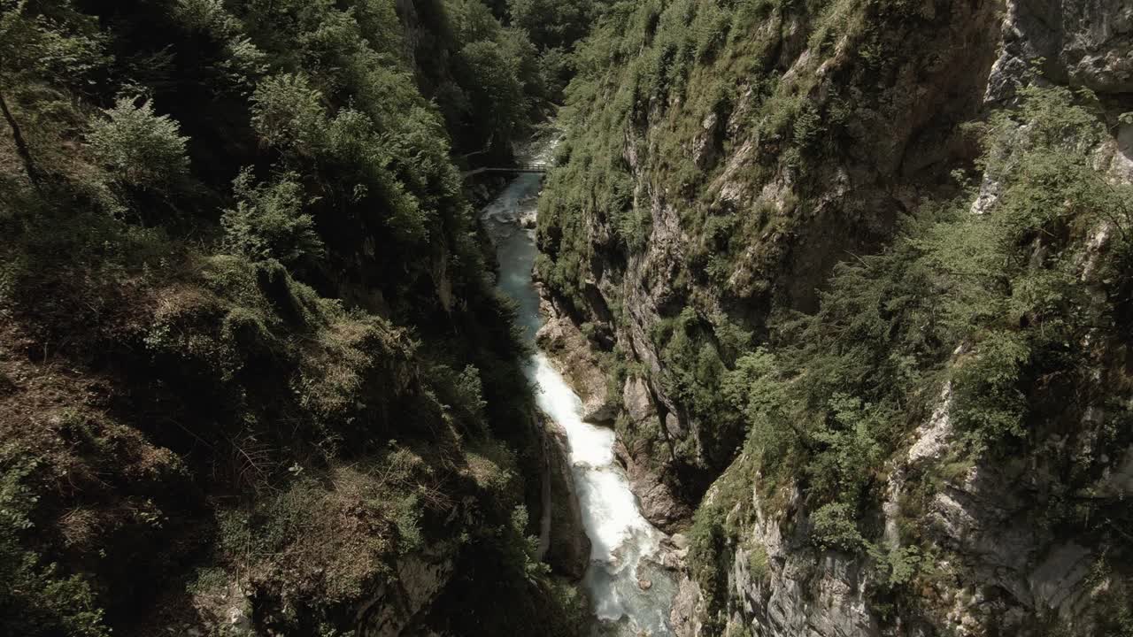 río de agua blanca en un cañón