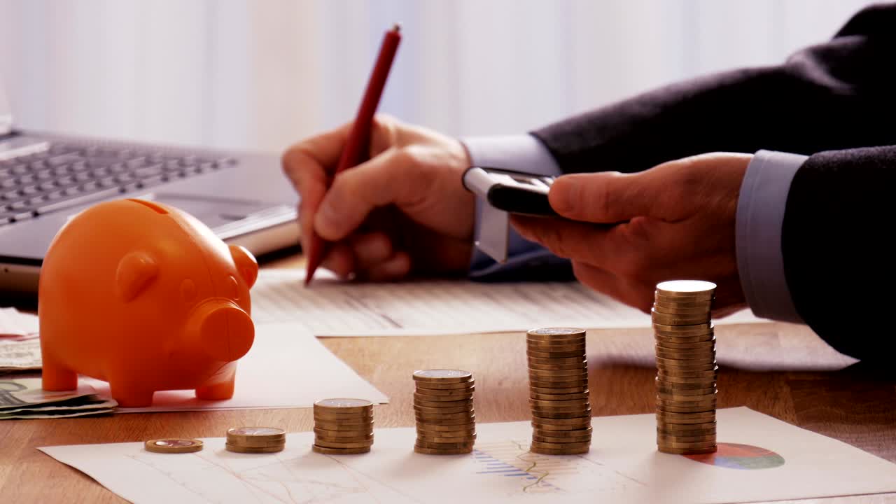 좌절 된 사업가 가 은 문서 를 던지고 있다