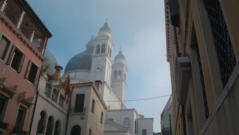 Venezianische-Skyline,-Glockentürme-Inmitten-Von-Farbtönen