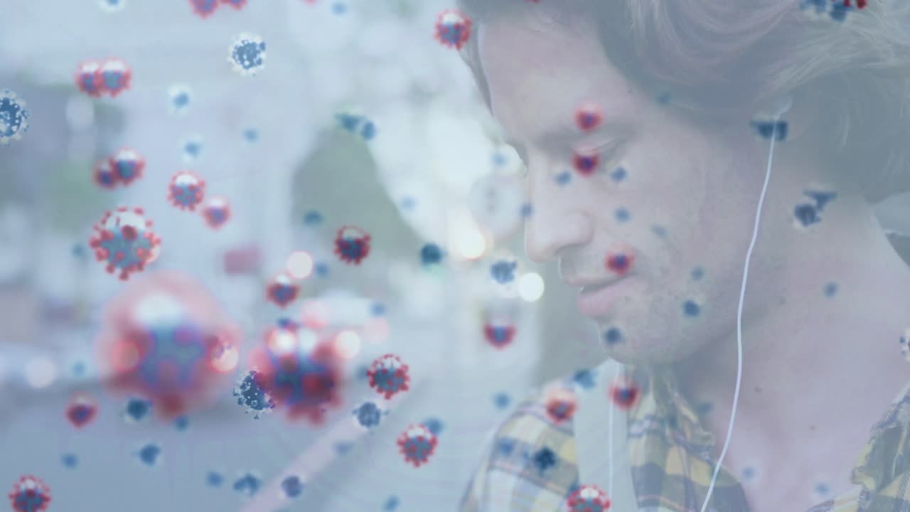 múltiples células de covid-19 flotando contra el hombre caucásico que usa un teléfono inteligente en la calle