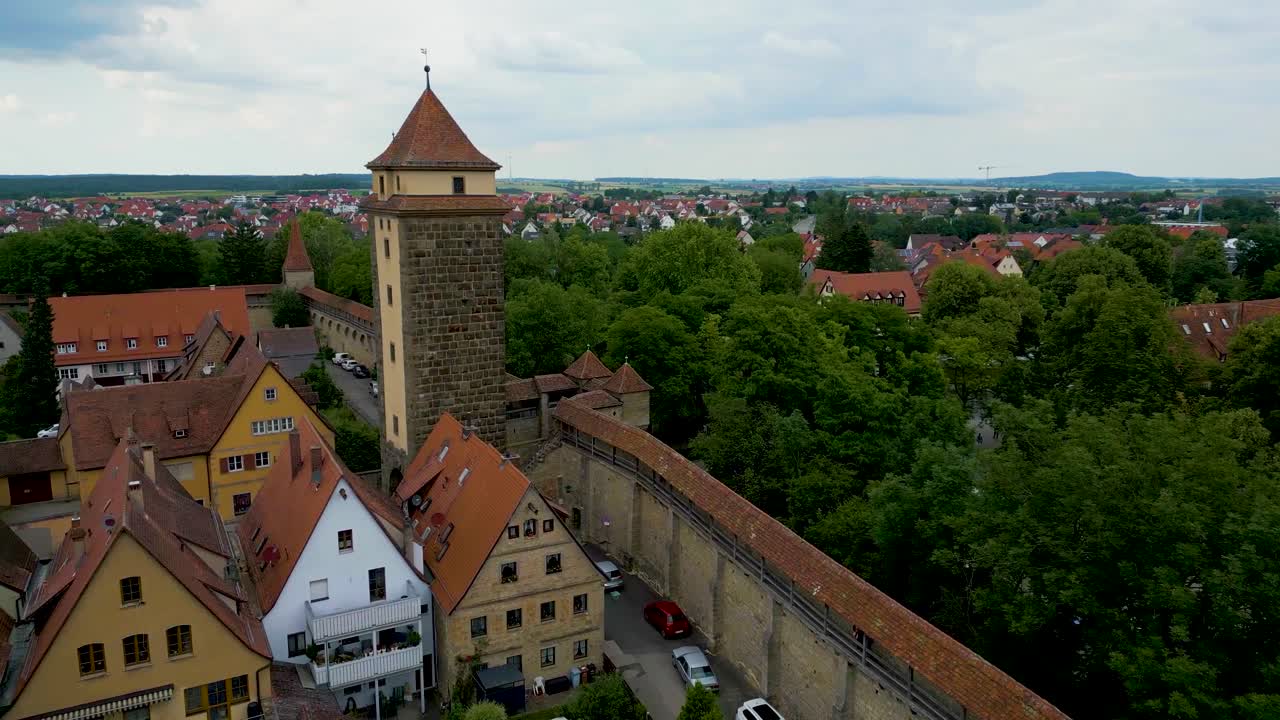 Video aereo con drone 4K della Torre della Porta della Forca sulla città murata di Rothenburg ob der Tauber, Germania.