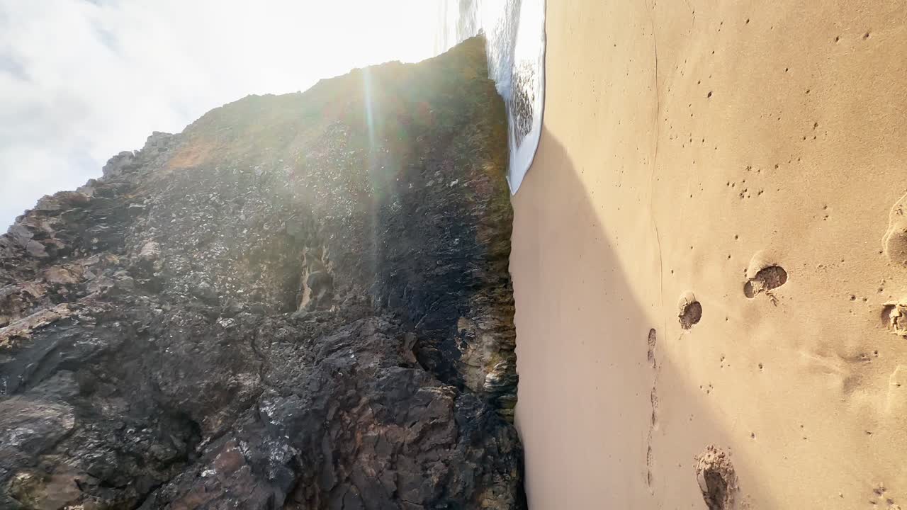 영화적 수직 패닝  ⁇  프라야 다 아드라가의 해변의 느린 동작, 포르투갈, 유럽, 슬로모, 파도