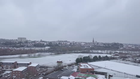 Tiro-Alto-De-Un-Dron-De-Un-Exeter-Nevado-Mientras-Pasa-Un-Tren