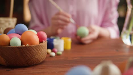 feliz fiesta de pascua. colorear huevos de primer plano. mujer preparándose para la pascua, pintando y decorando huevos. celebración cristiana, tradiciones familiares.