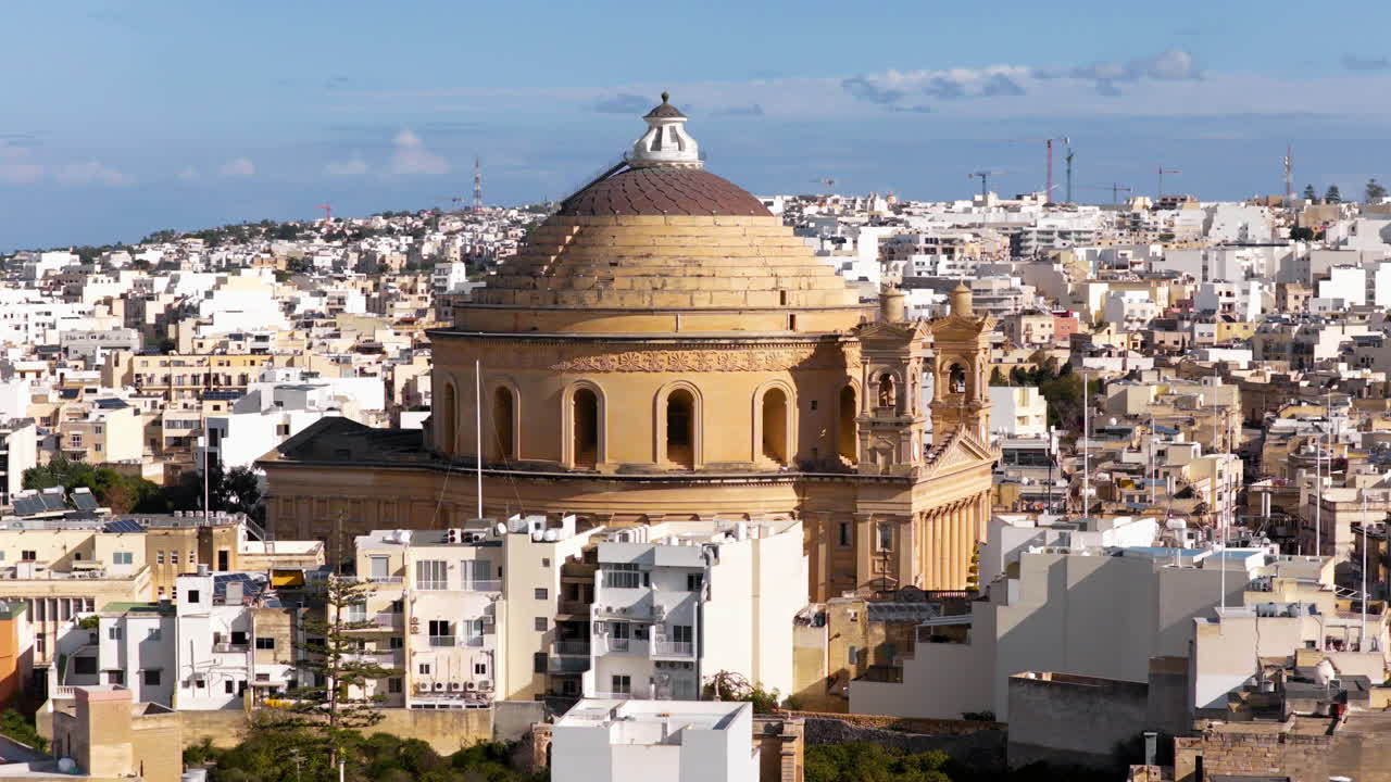 Cupola di Mosta - Importante Chiesa Parrocchiale Cattolica Romana a Mosta, Malta. Ripresa aerea con rotazione.