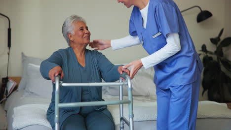 enfermera ayudando a un anciano con un andador