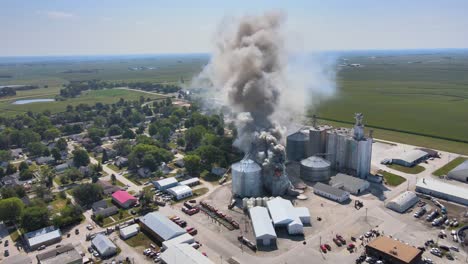 antena sobre un incendio industrial en una instalación de almacenamiento de silos de grano en una granja en iowa