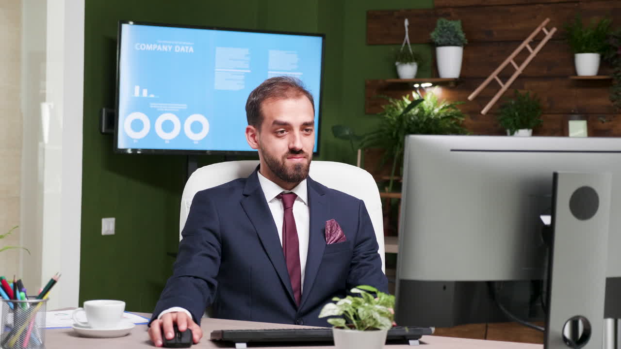 Ekranda şirket verileri olan bilgisayarda çalışan adam
