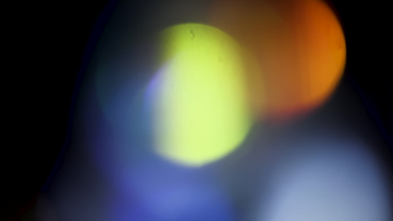 hermosas y coloridas rayas de luz en movimiento sutiles y brillantes cinematográficas y tomas de bokeh con una cámara de cine profesional - se puede usar con cualquier nle como superposición o fondo