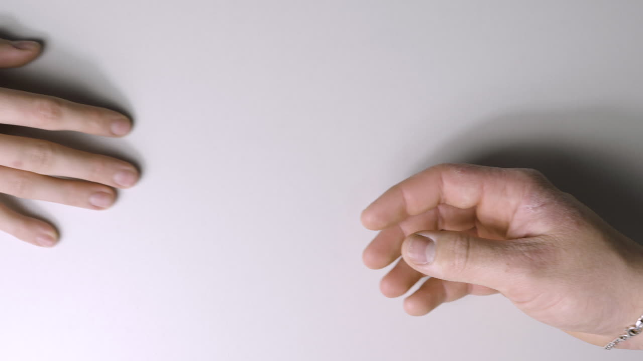 manos temblando de hombre y mujer aislado sobre fondo blanco.