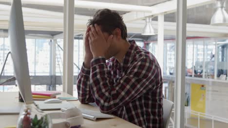 joven que trabaja en una oficina creativa