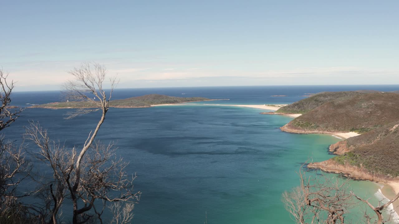 fingal spit sandbar, handheld stable shot이 있는 포트 스티븐스 동부 호주의 tomaree 산 전망대