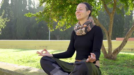 Profesora-De-Yoga-Sonriendo-Y-Haciendo-Loto