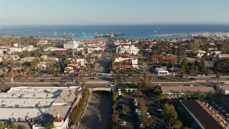 Luftbild-über-Die-State-Street-Und-Den-Pacific-Coast-Highway-In-Santa-Barbara,-Kalifornien